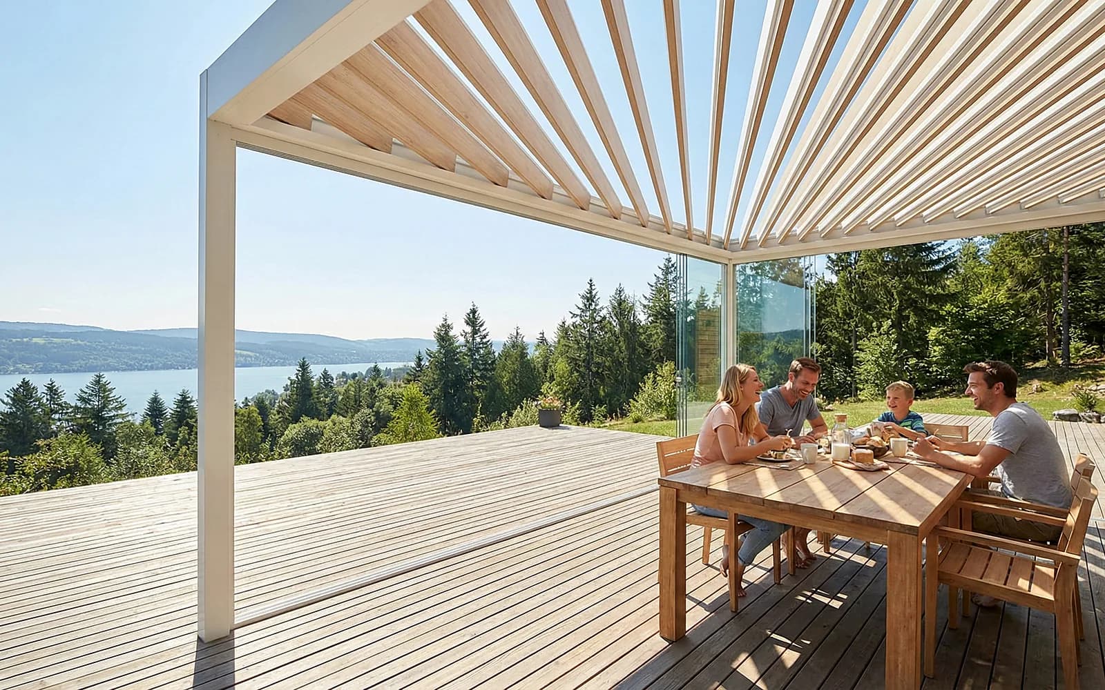 Göl kenarında beyaz pergola altında masa ve sandalyeler